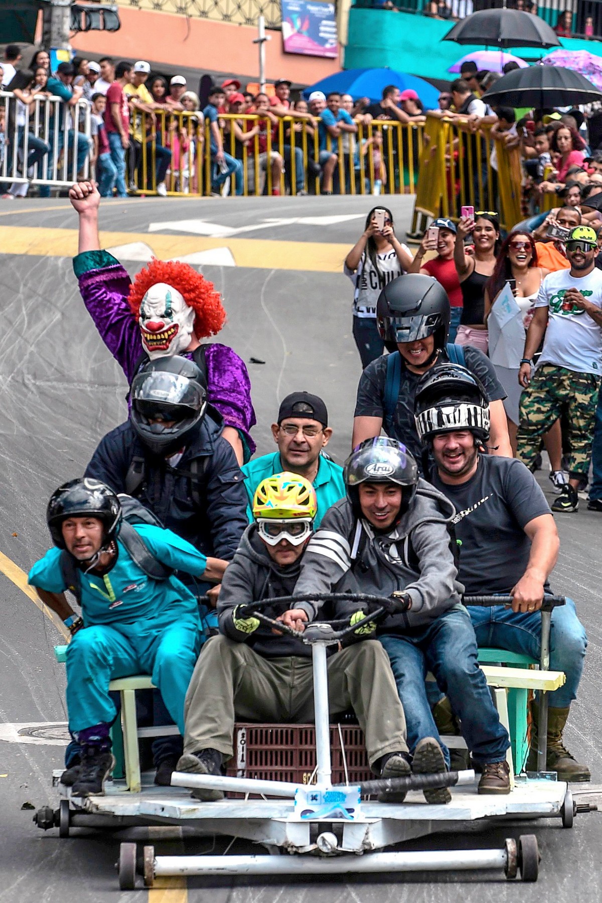 Скоростной спуск на автомобильном фестивале в Медельине