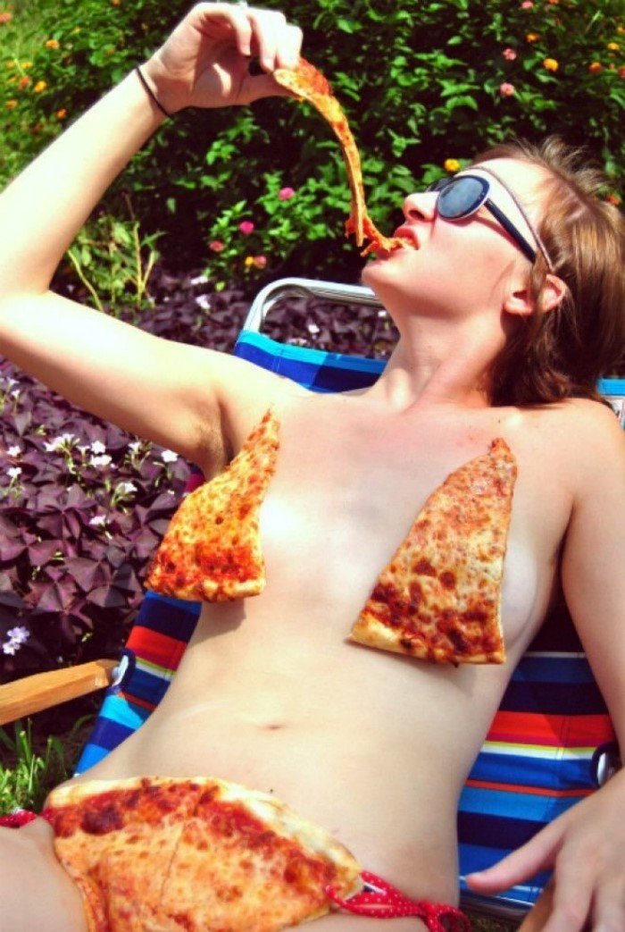 Девушки без ума от пиццы