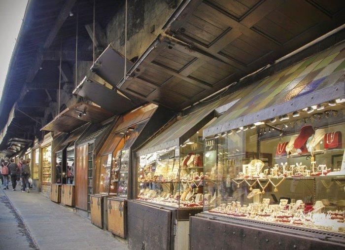 Понте Веккьо – средневековый мост магазинов