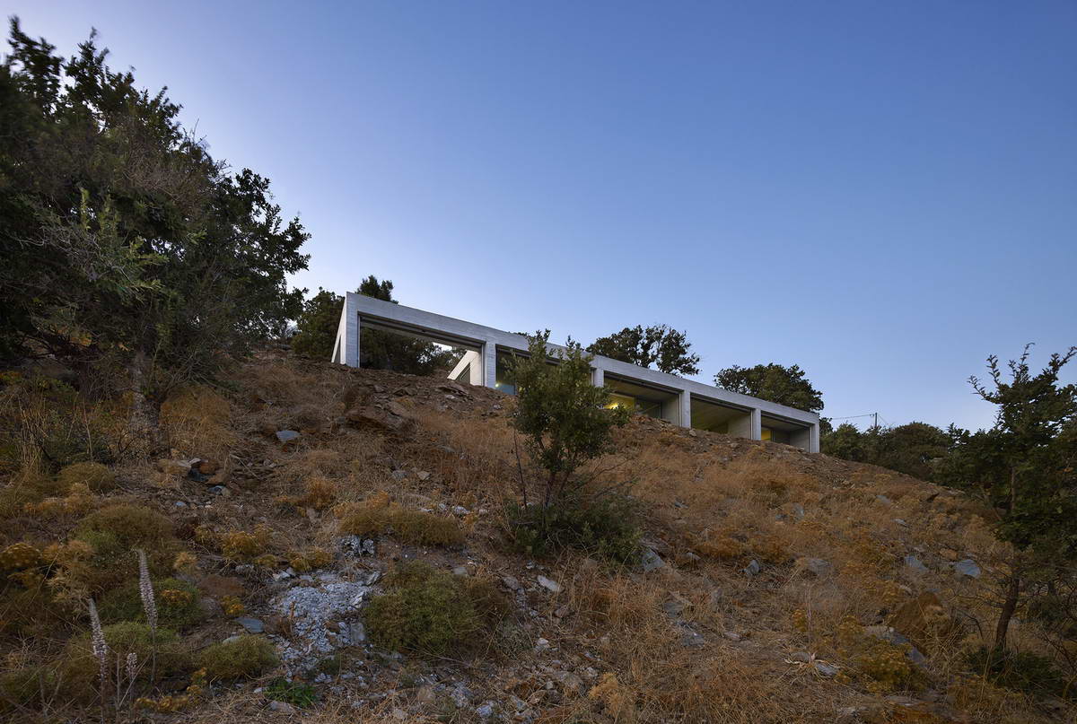 Бетонный загородный дом в Греции