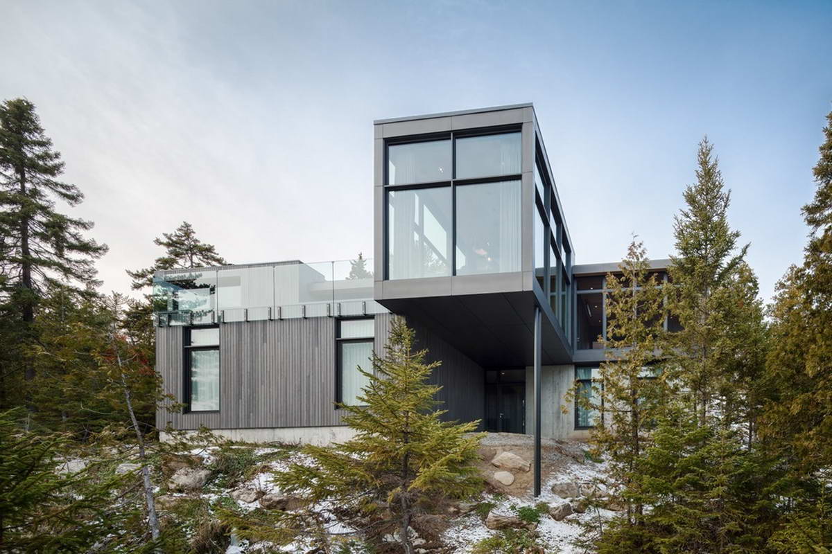 Лесной дом на склоне в Канаде