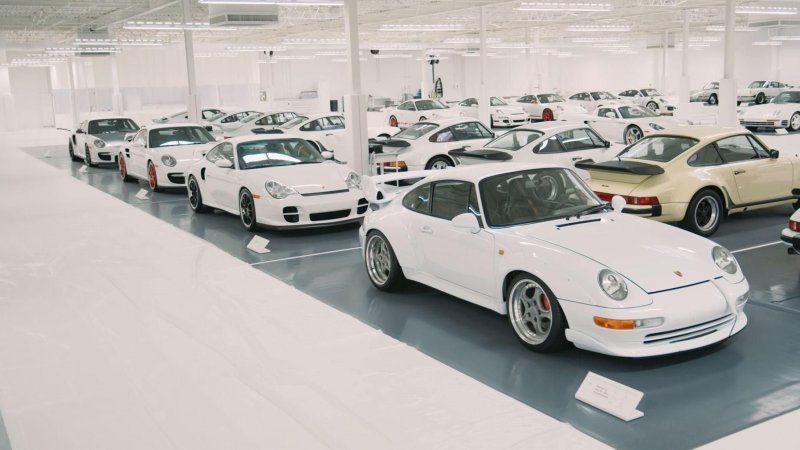 Необычная коллекция белых Porsche