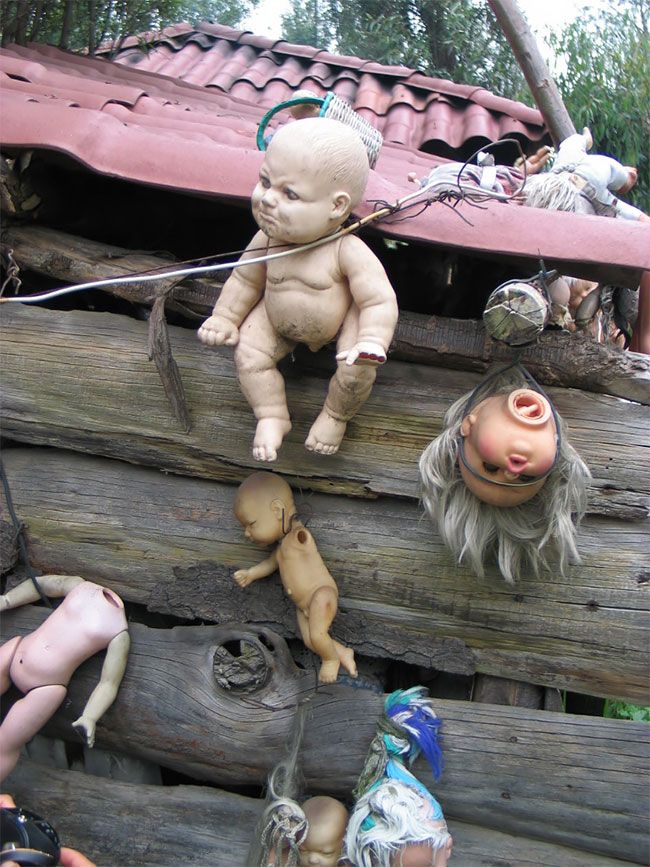 Остров с жуткими куклами, оставленными для призрака утопленницы