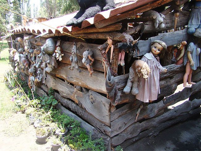 Остров с жуткими куклами, оставленными для призрака утопленницы