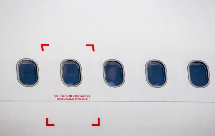 Почему иллюминаторы в самолетах овальной формы