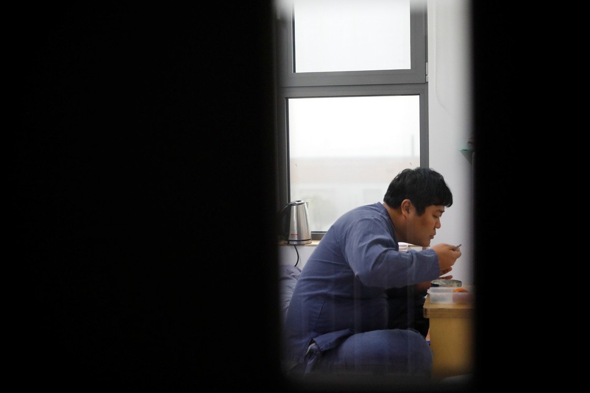 Корейские офисные работники закрываются в одиночных камерах