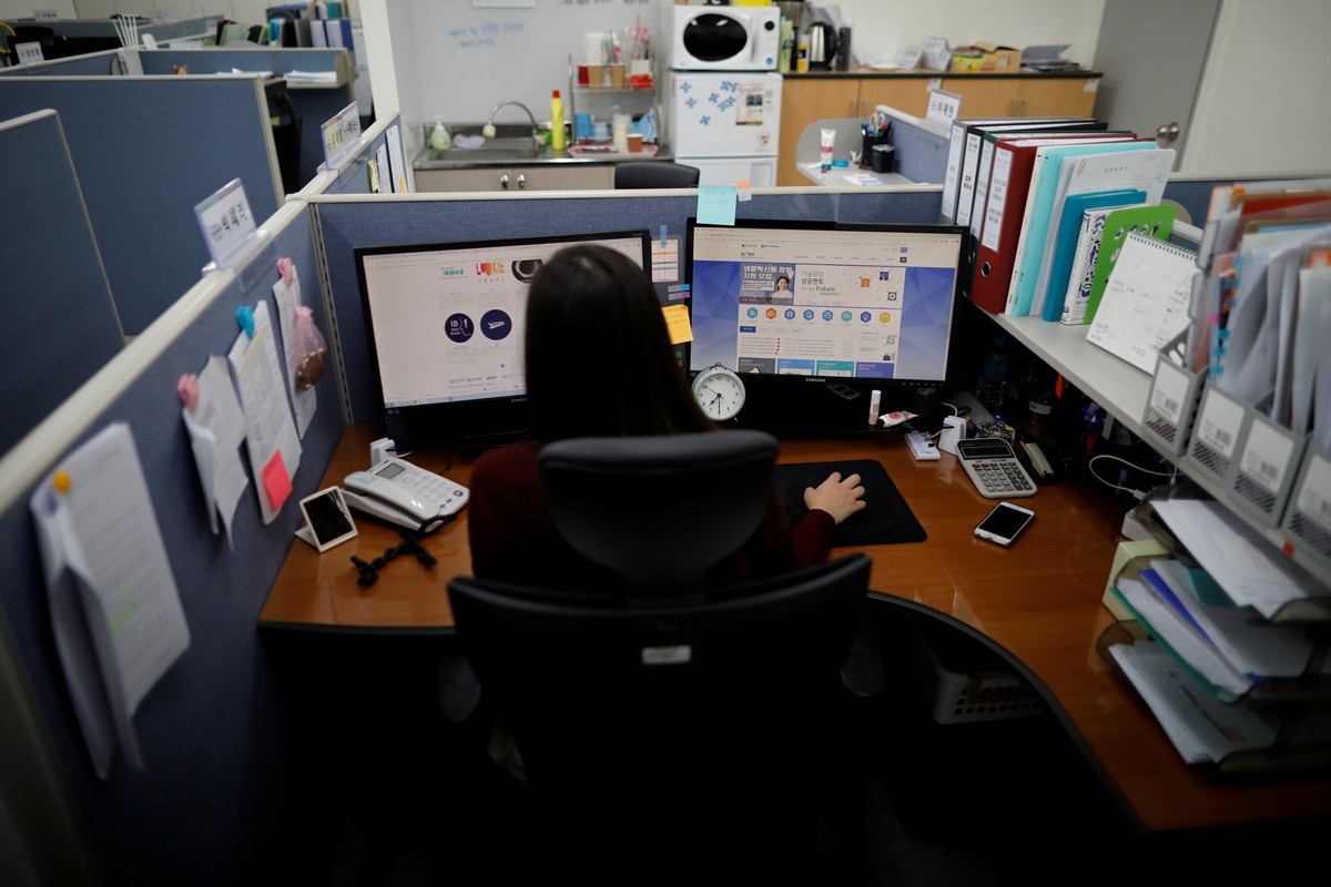 Корейские офисные работники закрываются в одиночных камерах