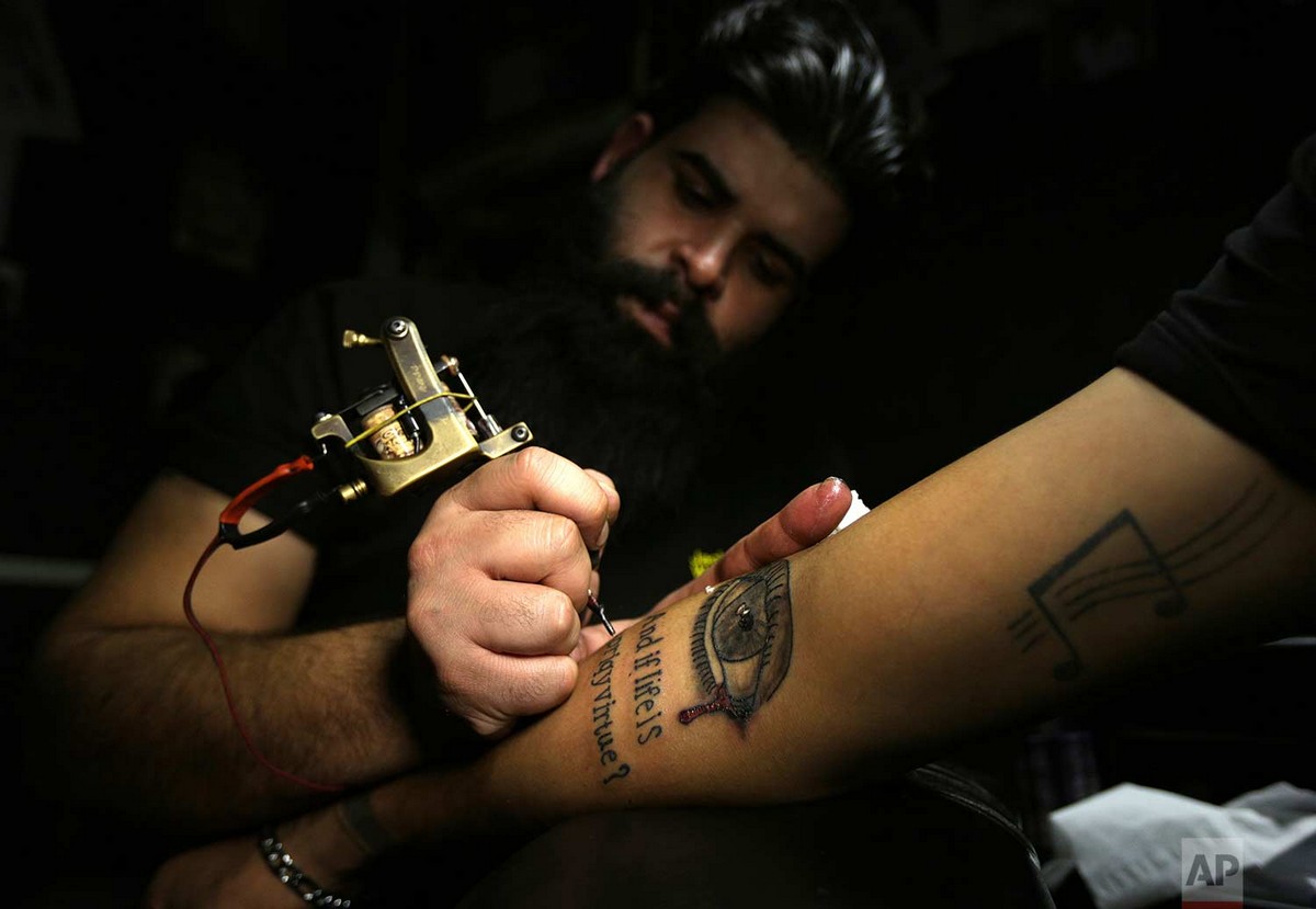 Иракцы делают татуировки, чтобы скрыть шрамы войны