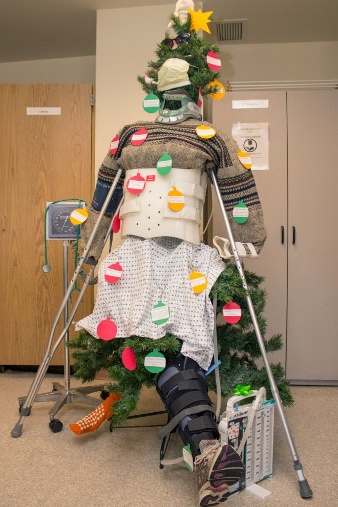 Как медики украшают больницы к новогодним праздникам