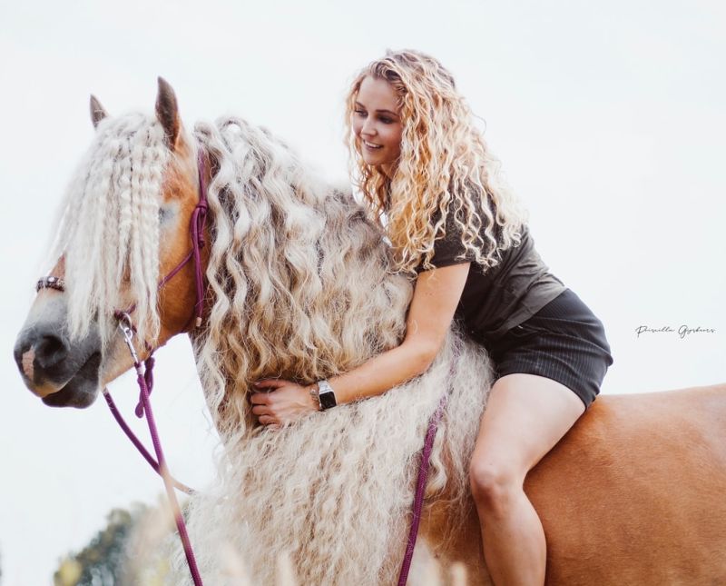 Девушка катается на лошади с роскошной гривой