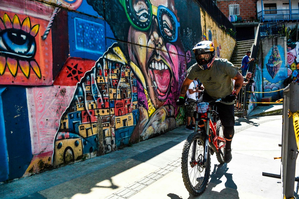 Экстремальный городской спуск на велосипедах в Медельине
