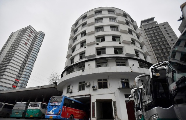 Восьмиэтажный китайский отель, сквозь который проезжают автобусы