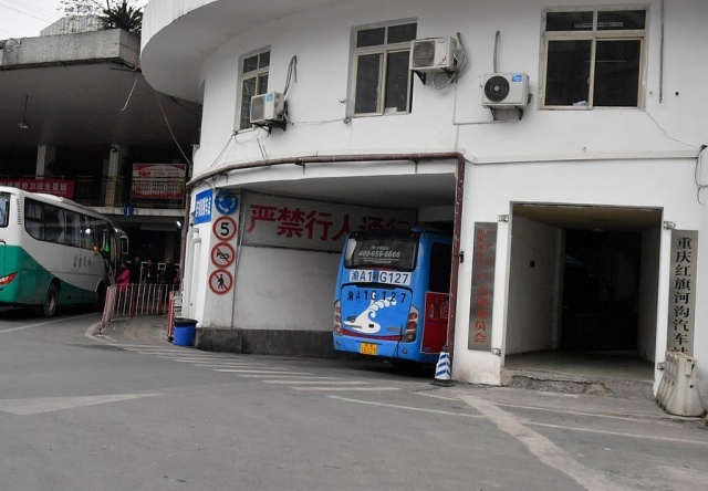 Восьмиэтажный китайский отель, сквозь который проезжают автобусы