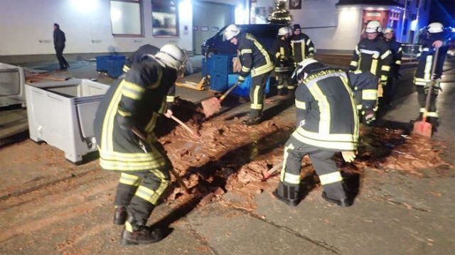 Немецким пожарным пришлось бороться с шоколадной рекой