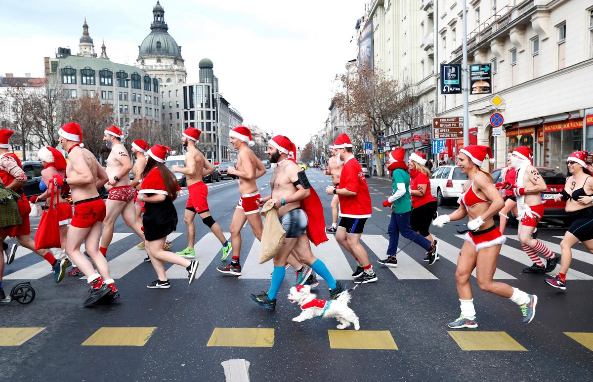 Полуголые Санта-Клаусы на благотворительном забеге в Будапеште