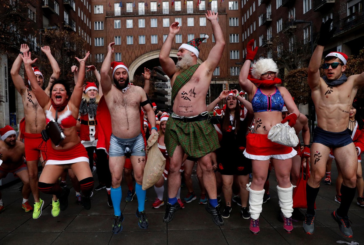 Полуголые Санта-Клаусы на благотворительном забеге в Будапеште