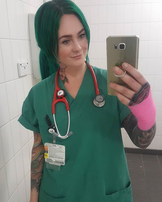 Доктору с зелеными волосами и татуировками приходится нелегко