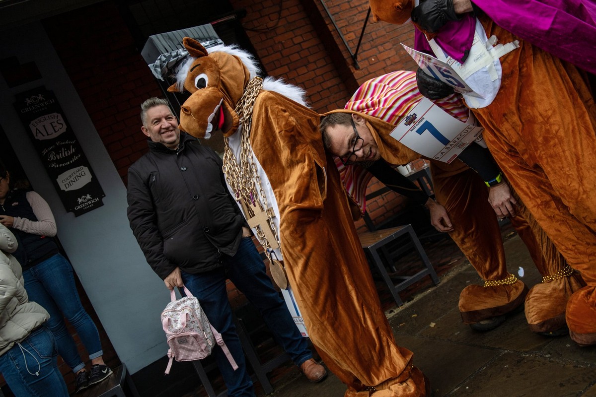 Веселая гонка лошадей London Pantomime Horse Race 2018