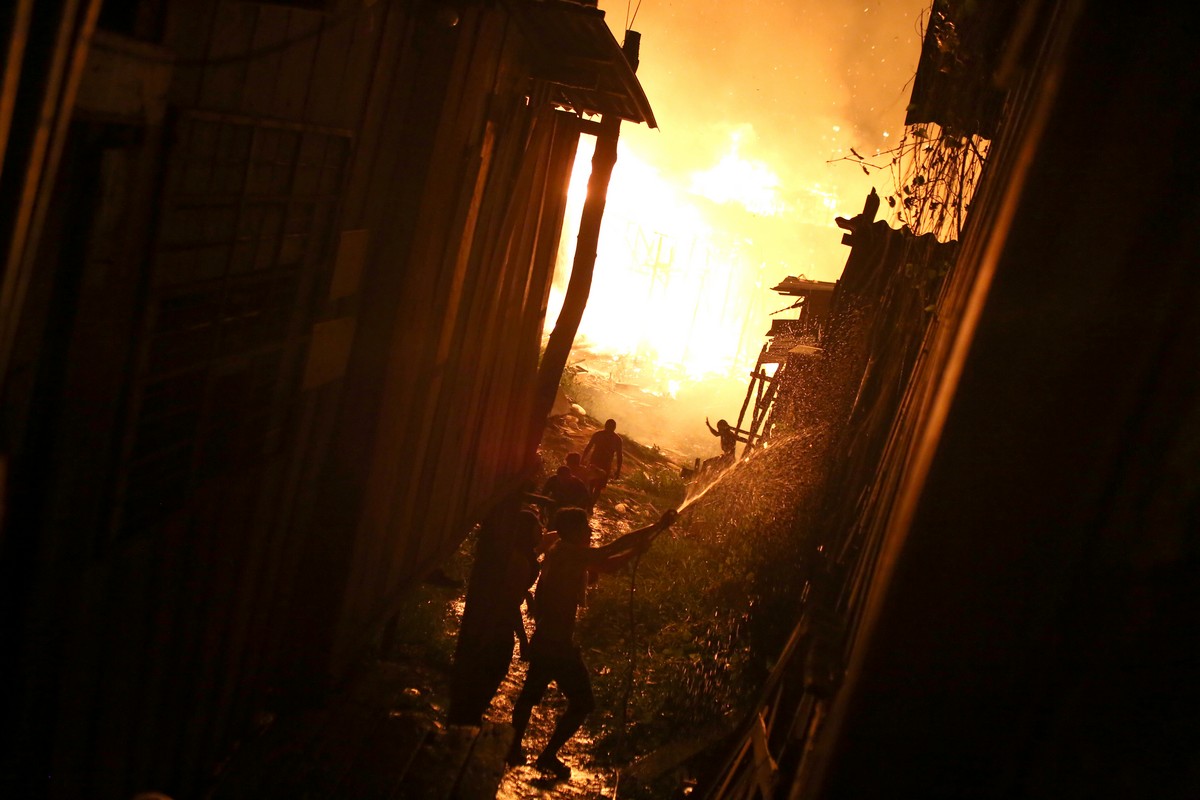 Пожар уничтожил 600 домов на сваях в Бразилии