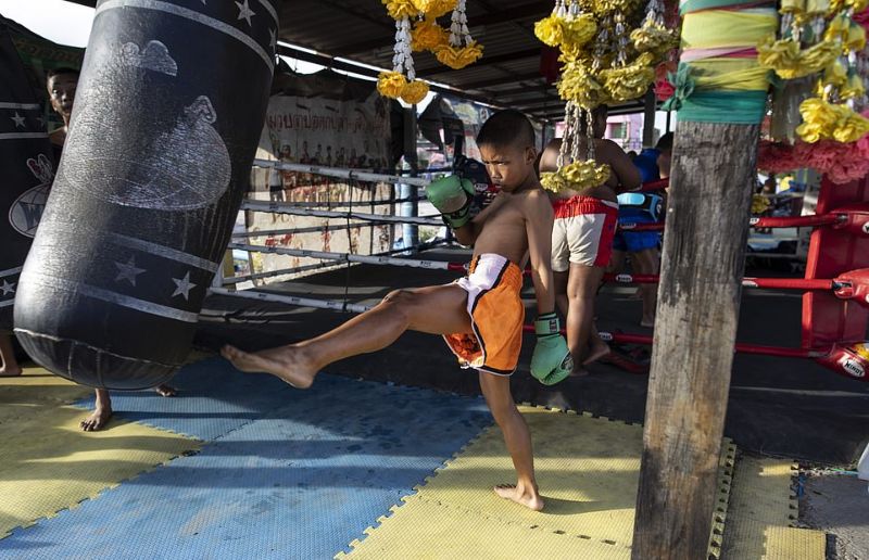 Жесткие поединки по тайскому боксу среди детей