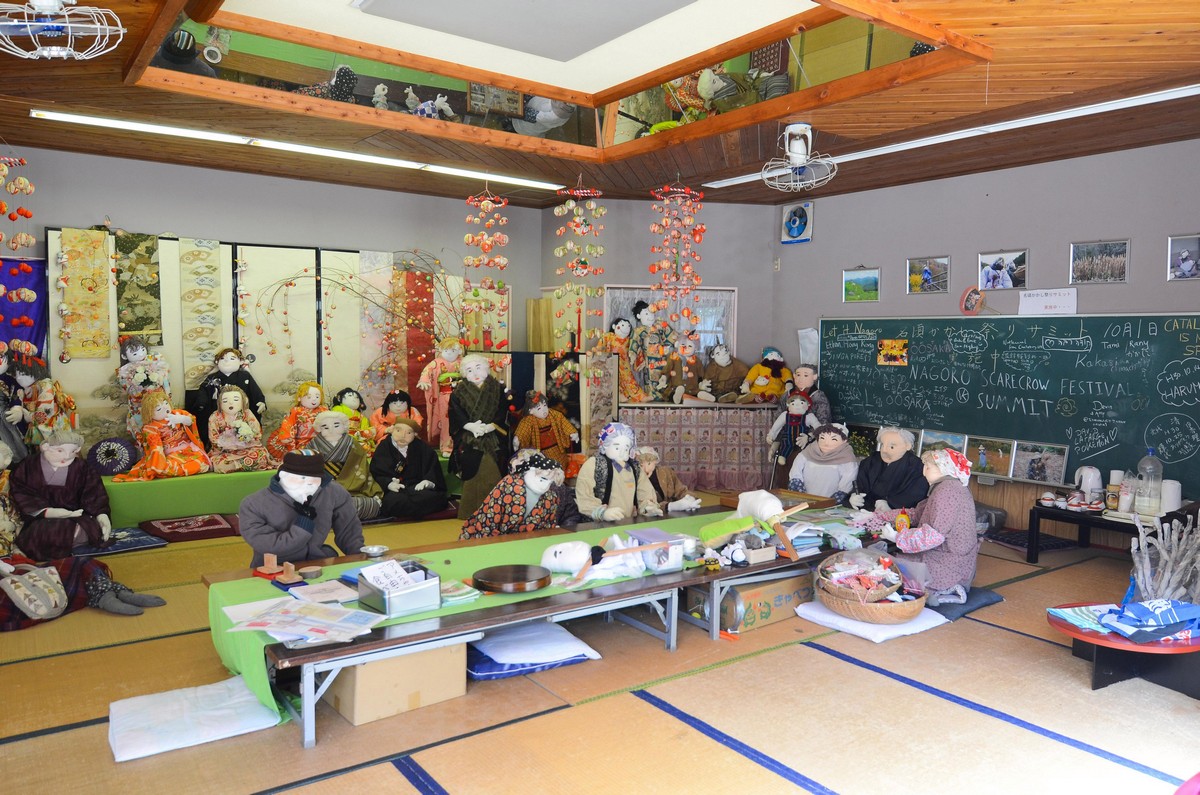 В японской деревне Нагоро кукол больше, чем людей