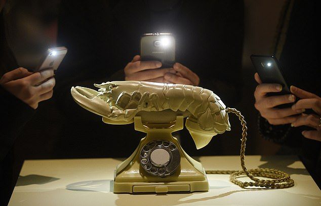 Национальная галерея Шотландии купила телефон-лобстер Дали