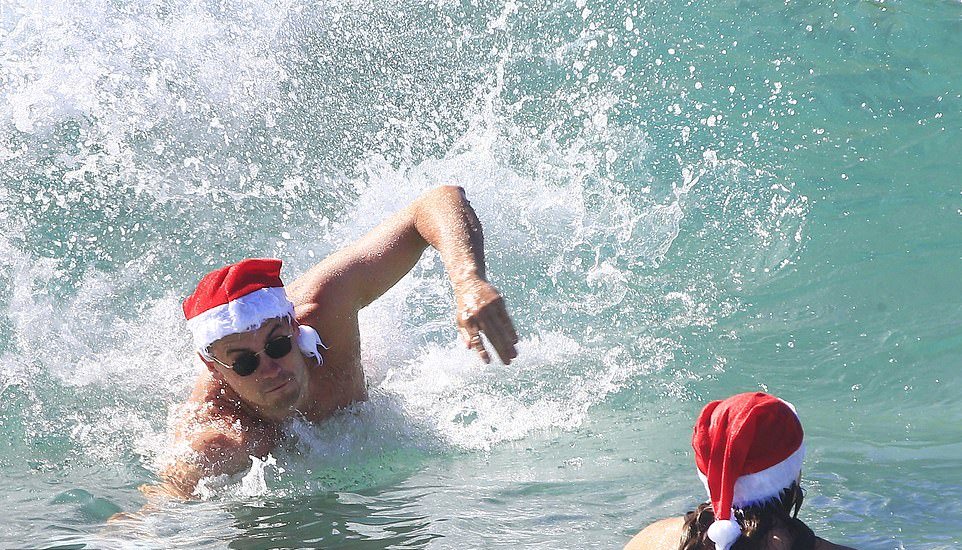 Австралийцы отметили Рождество на пляжах