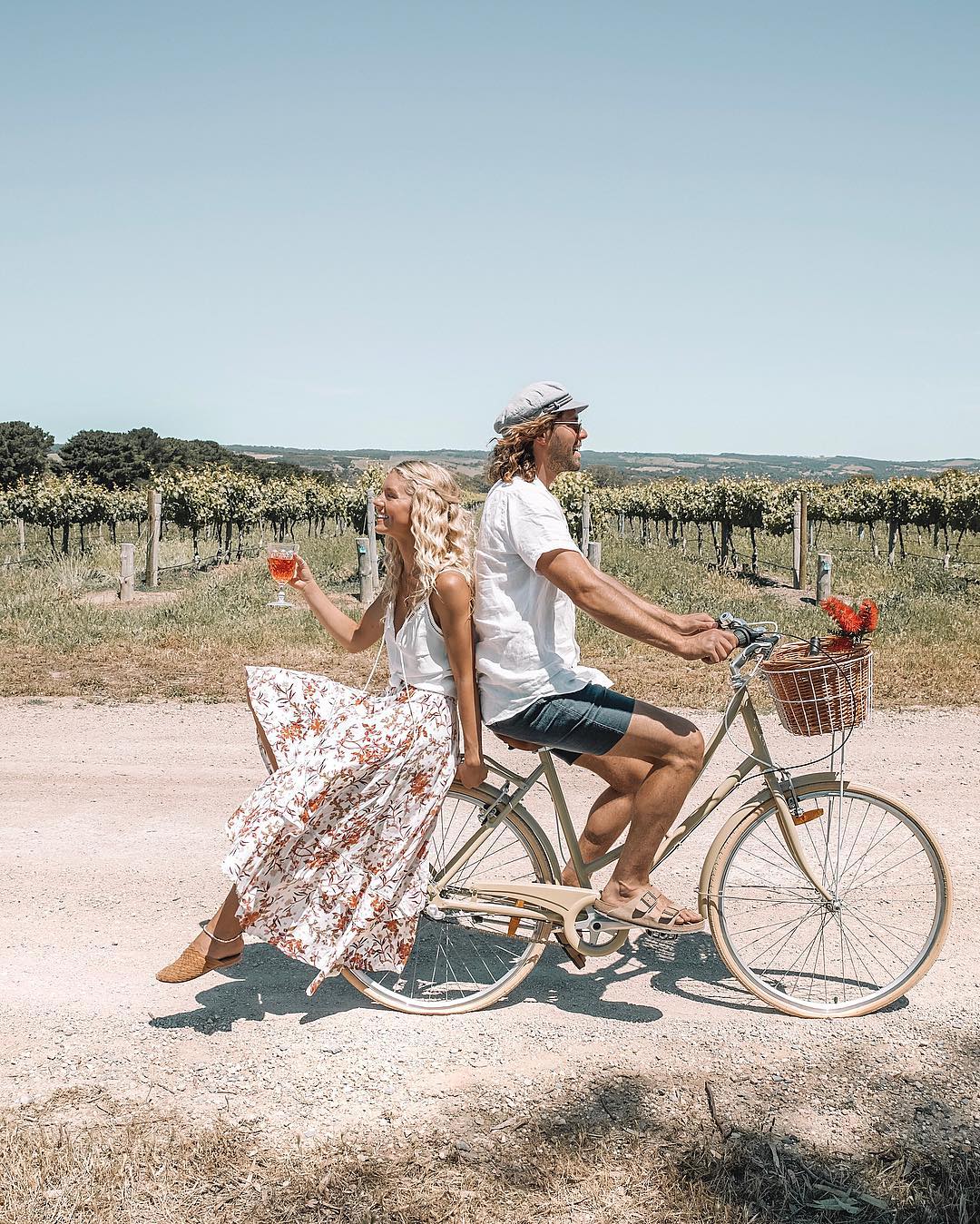 Пара путешествует по Австралии, продвигая свой винный бренд