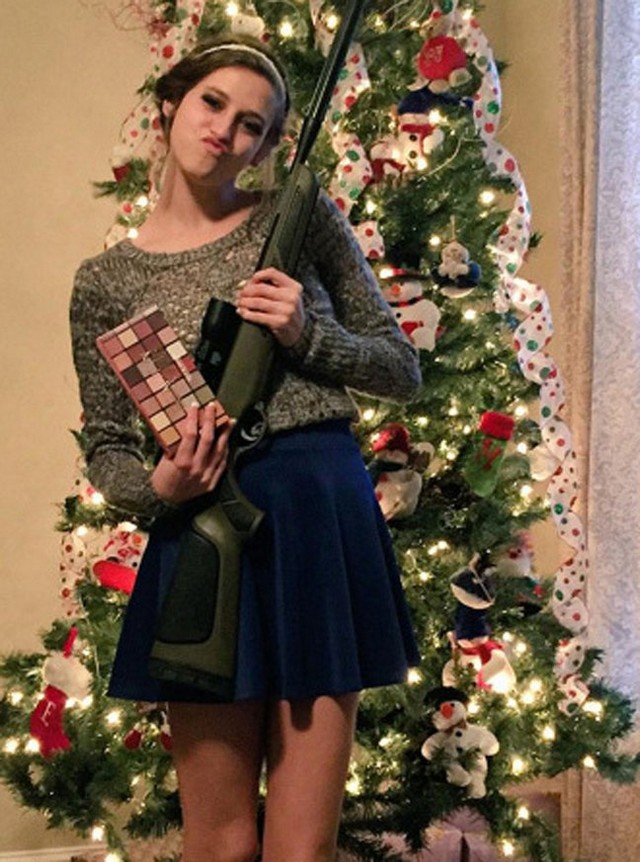 Американцы позируют с оружием, подаренным им на Рождество