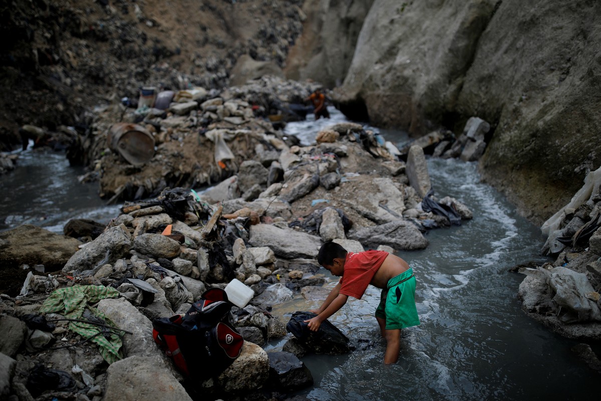 Поиск металлолома на крупнейшей свалке мусора Гватемалы