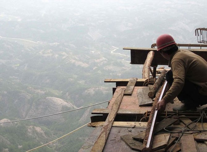 Бетонная дорога на отвесной скале в Китае