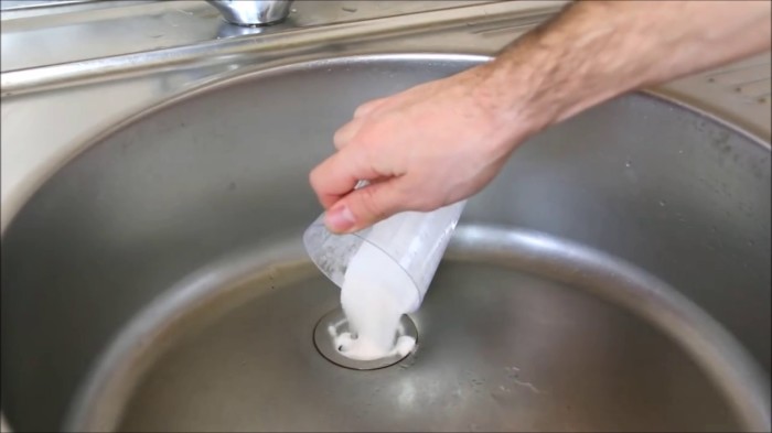 Как прочистить засор в раковине на кухне своими силами