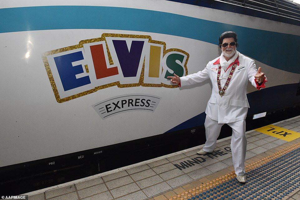 Сотни фанатов Элвиса Пресли на вокзале в Сиднее
