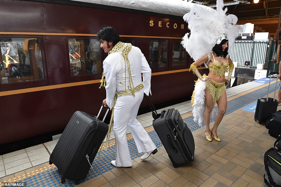 Сотни фанатов Элвиса Пресли на вокзале в Сиднее