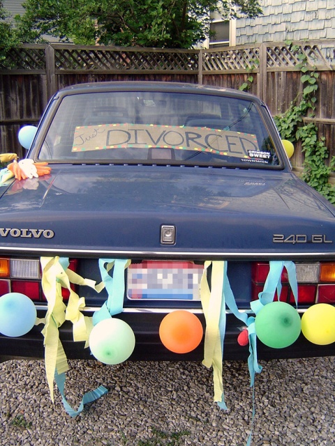 Автомобилисты празднуют развод, когда семейные отношения пошли не по плану