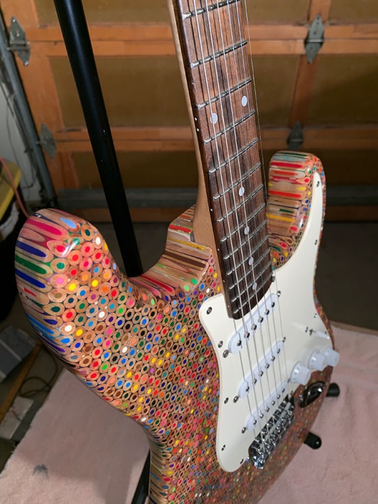 Гитара из 1200 цветных карандашей
