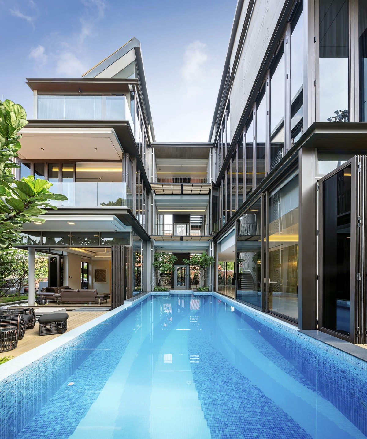 Трехэтажный дом для большой семьи в Сингапуре