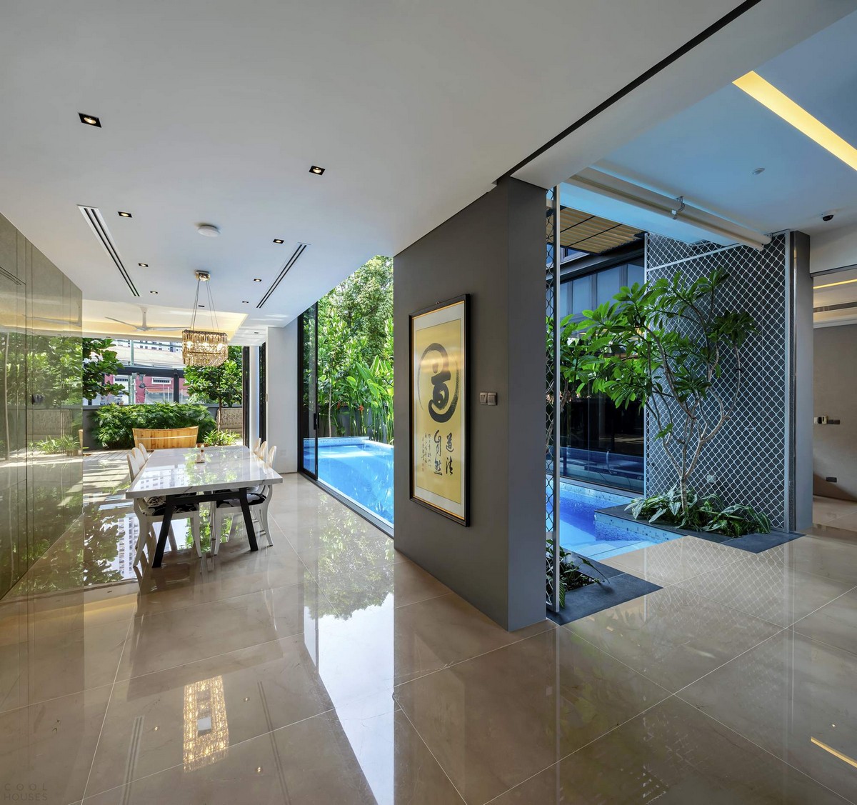 Трехэтажный дом для большой семьи в Сингапуре