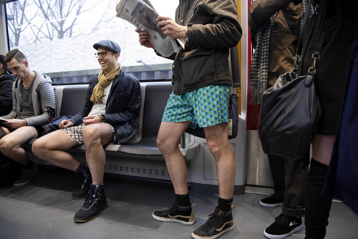 На улице без штанов. No Pants Subway Ride 2019. В метро без штанов 2019. No Pants Subway Ride Москва. Акция без штанов в метро 2019.