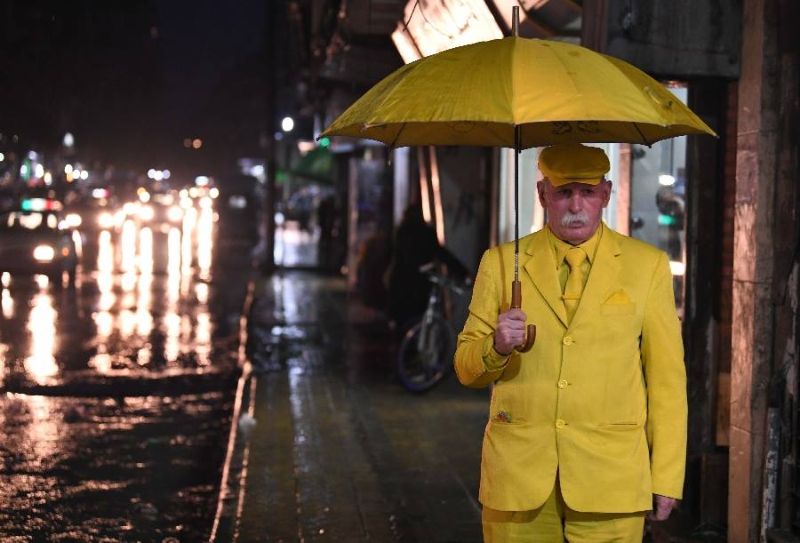 68-летний сириец уже 35 лет носит только желтую одежду