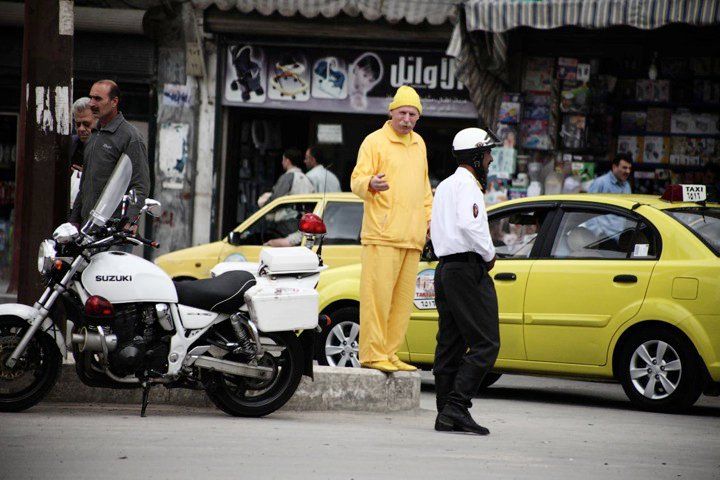 68-летний сириец уже 35 лет носит только желтую одежду