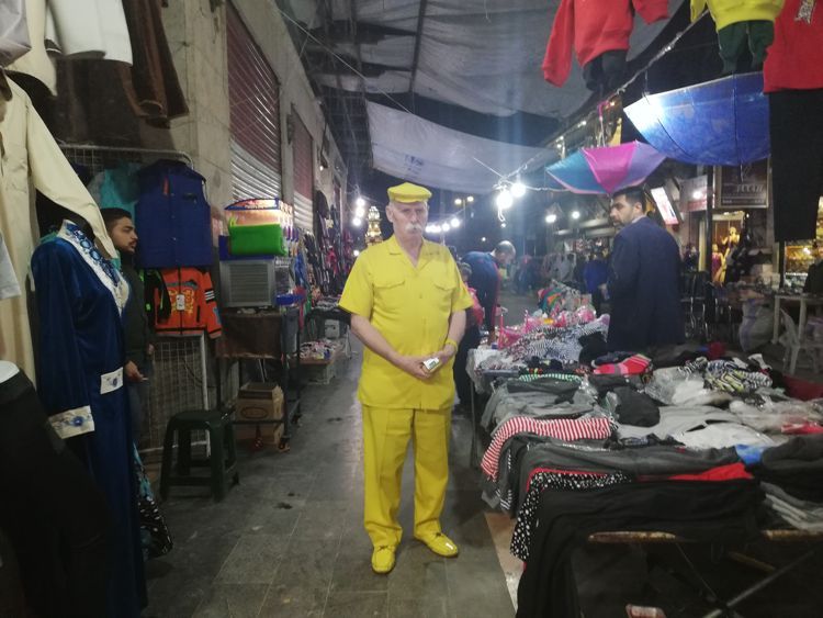 68-летний сириец уже 35 лет носит только желтую одежду