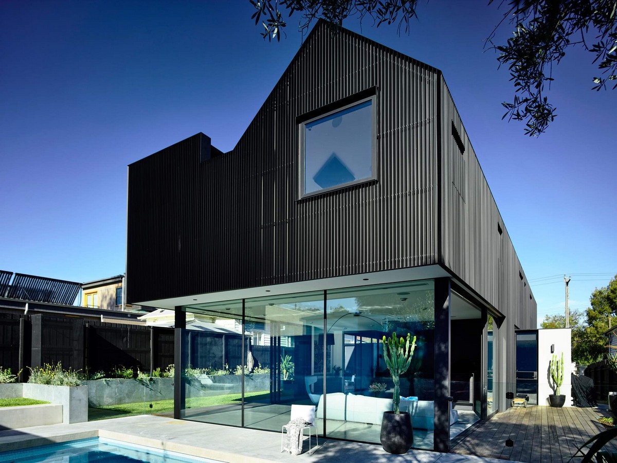 Стильный черный дом Ross House в пригороде Мельбурна