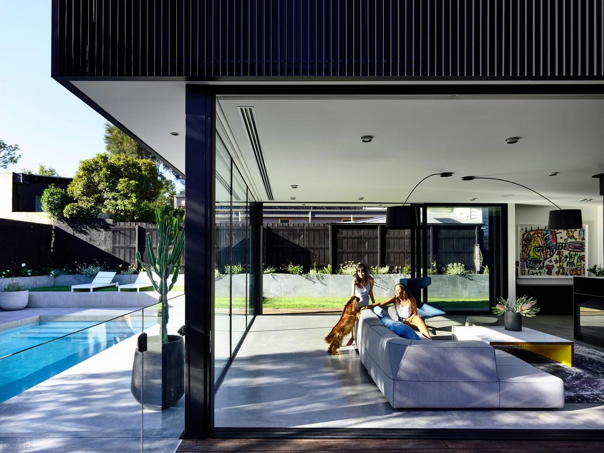 Стильный черный дом Ross House в пригороде Мельбурна