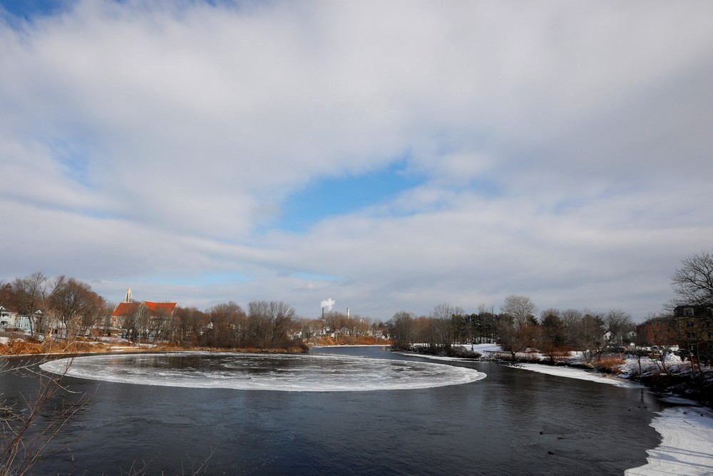 Ледяной вращающийся диск в американской реке