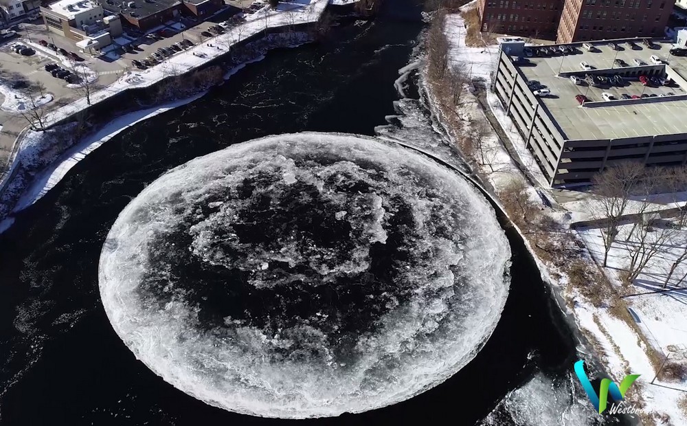 Ледяной вращающийся диск в американской реке