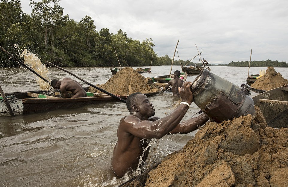 Эти камерунцы ежедневно ныряют, чтобы достать песок со дна реки