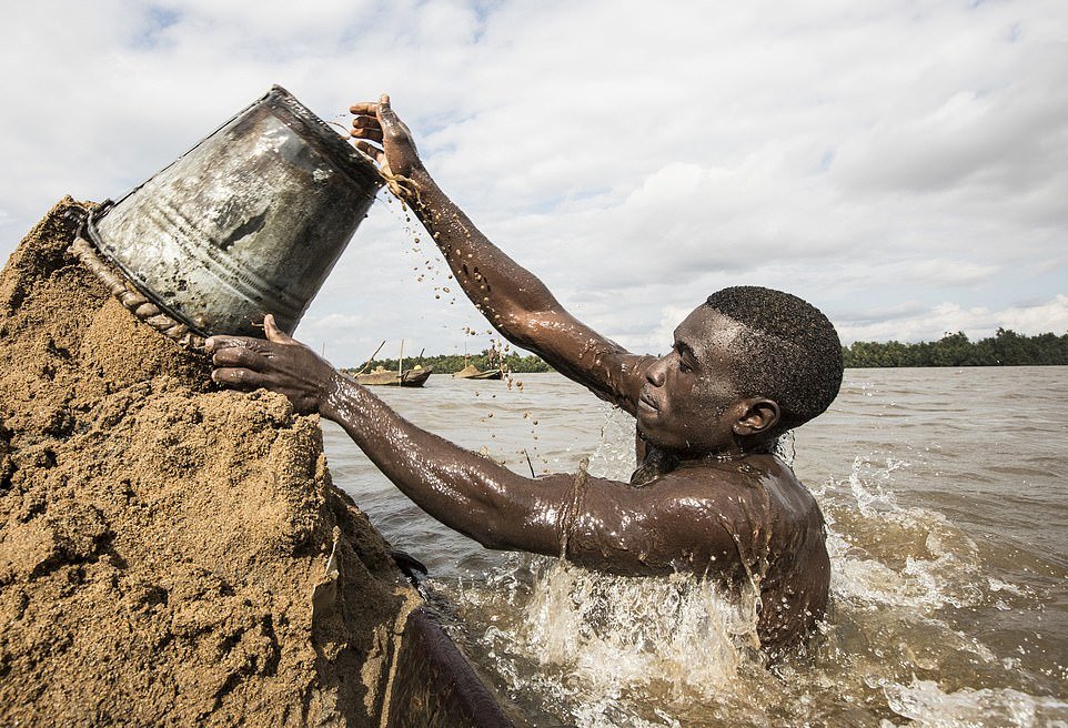 Эти камерунцы ежедневно ныряют, чтобы достать песок со дна реки