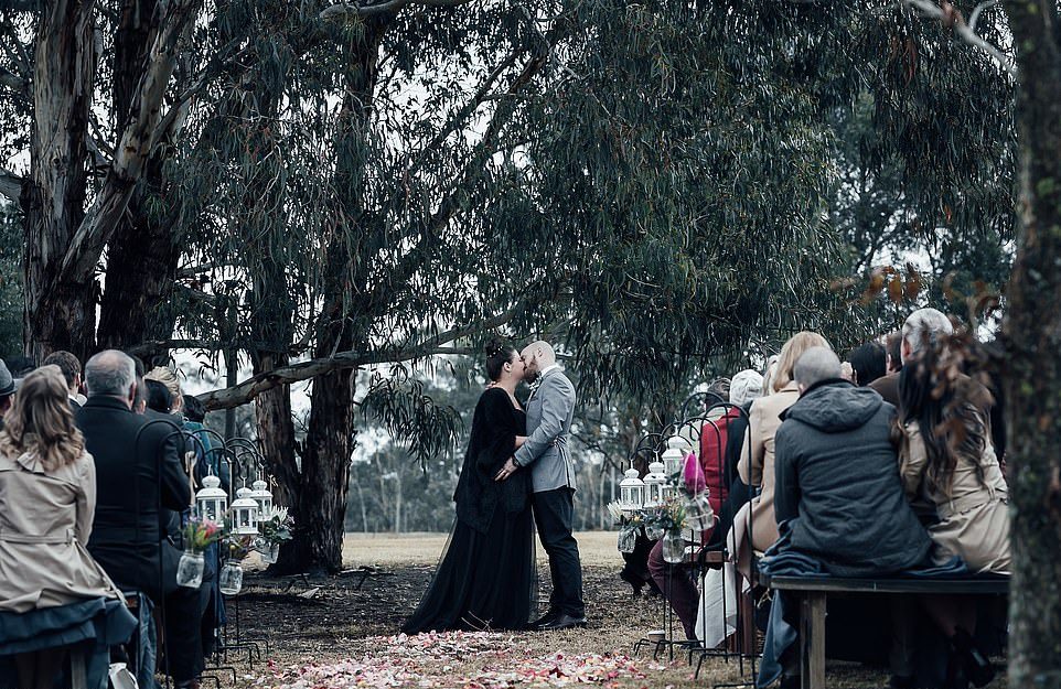 Невеста вся в черном на свадьбе в Австралии