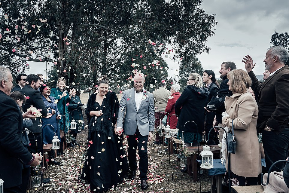 Невеста вся в черном на свадьбе в Австралии
